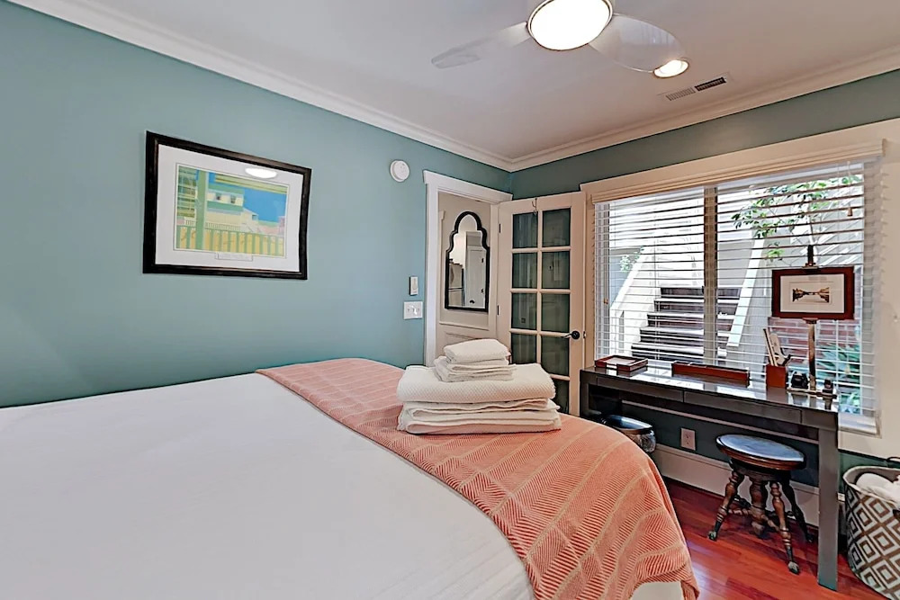 Super-chic Riverside - 2 Blocks From Water 1 Bedroom Condo