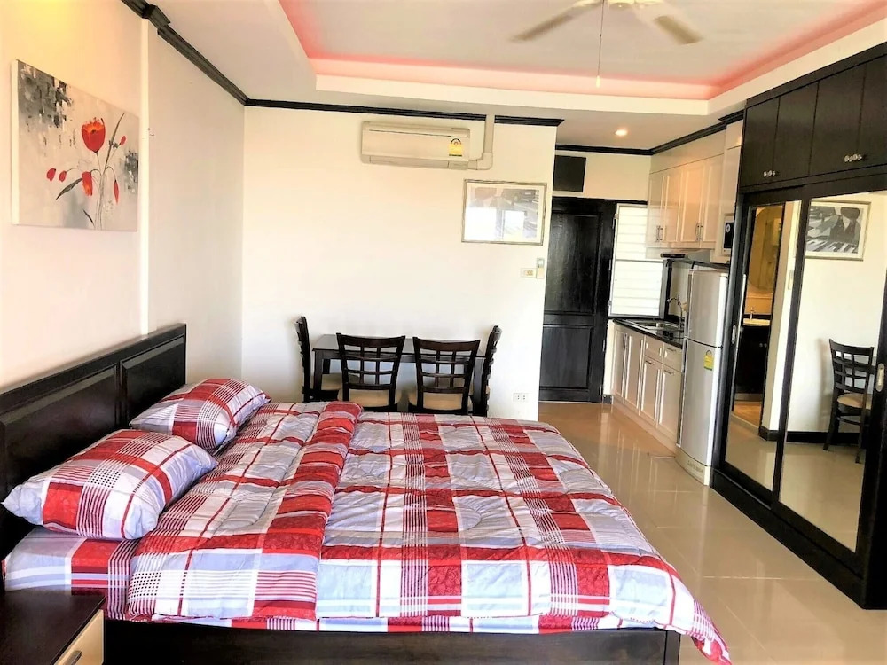 Top Floor Spacious Studio