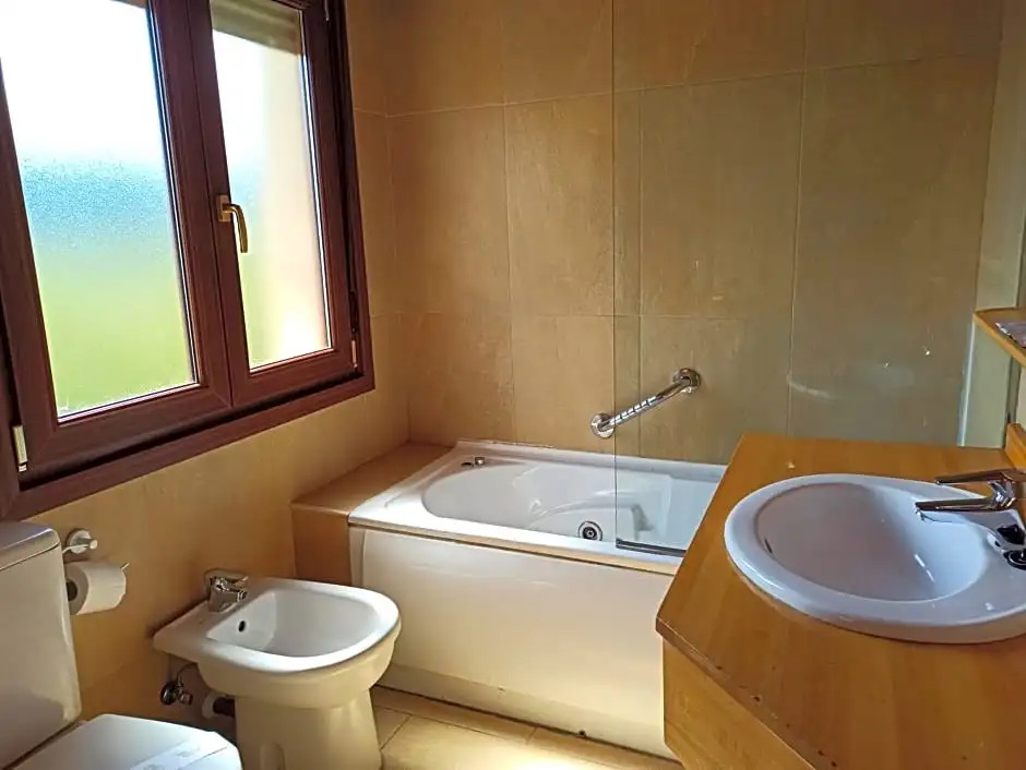hotel gueñes