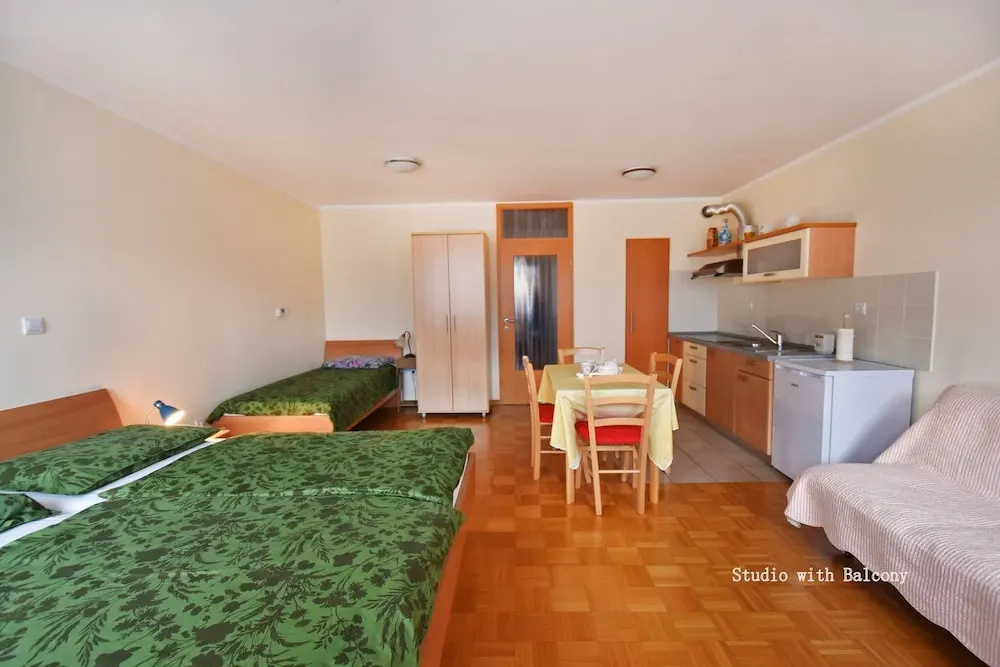 Flora - Studio Apartment