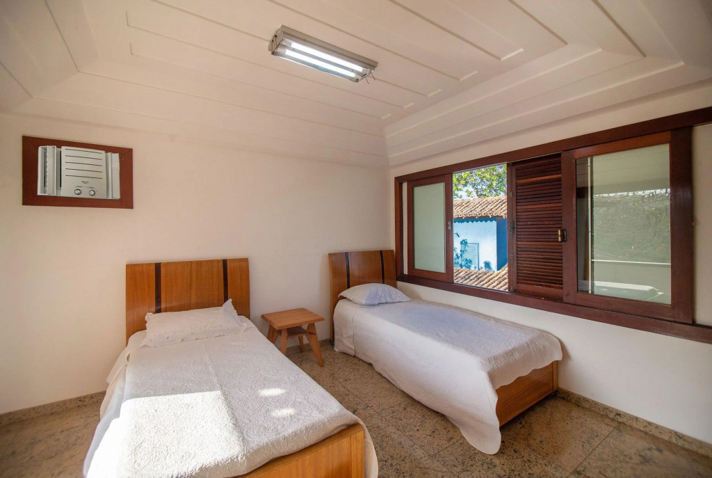 Mansão Beira Mar com Cinco Suítes na Praia da Ferradura - Por Luxury Rentals