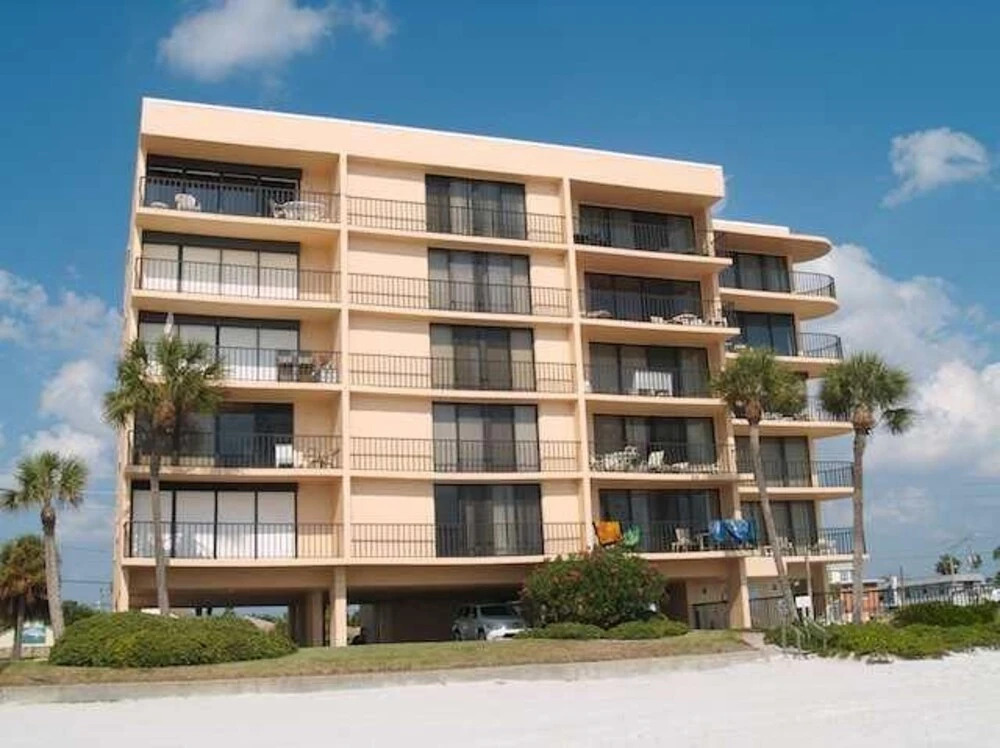 Trillium 4C Beach Front With Private Balcony/updated/pool!