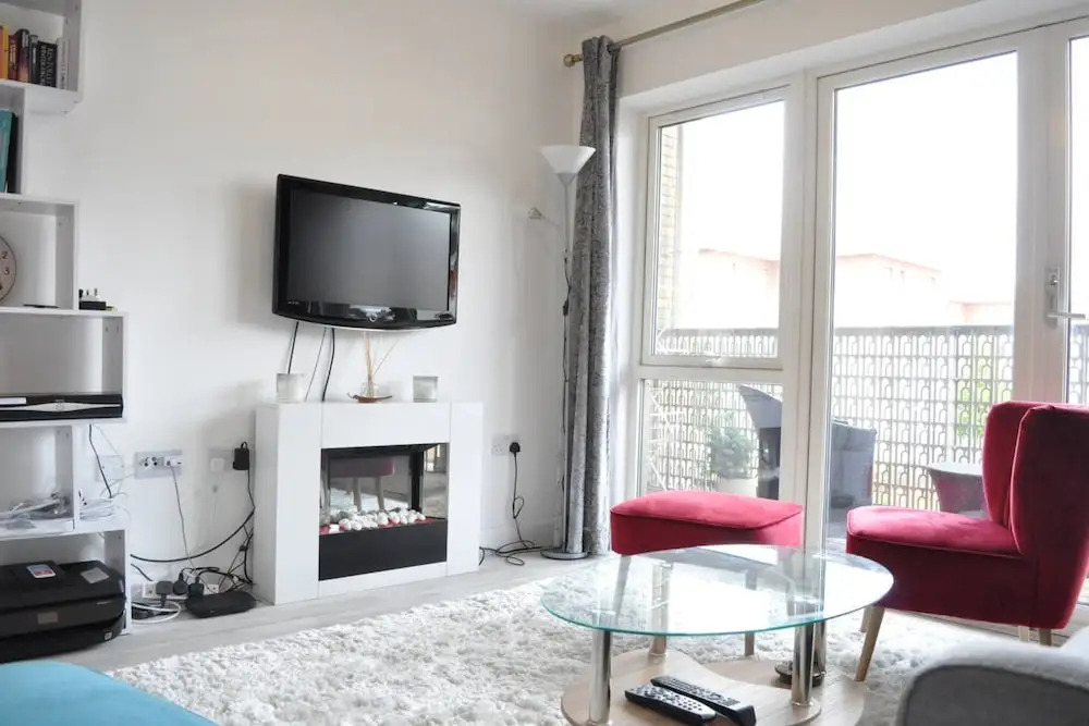 Modern 2 Bedroom East London Apartment With Balcony