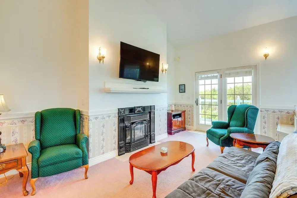 Ocean Shores Condo w/ Private Tub < 1 Mi to Beach!