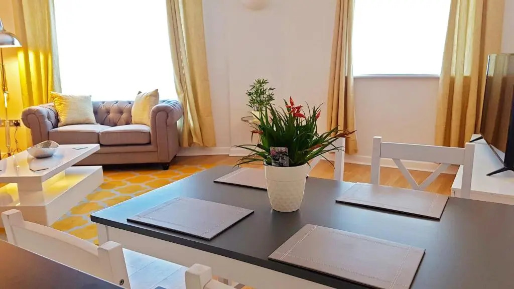 3 Bed Luxury Town Center Apartment with 50 inch 4K TV (Netflix & NowTV Ent. Pass)