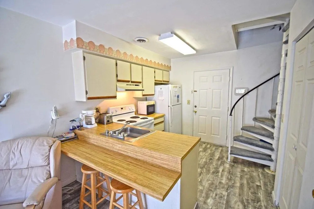 Jockey Beach 330 1 Br condo by RedAwning