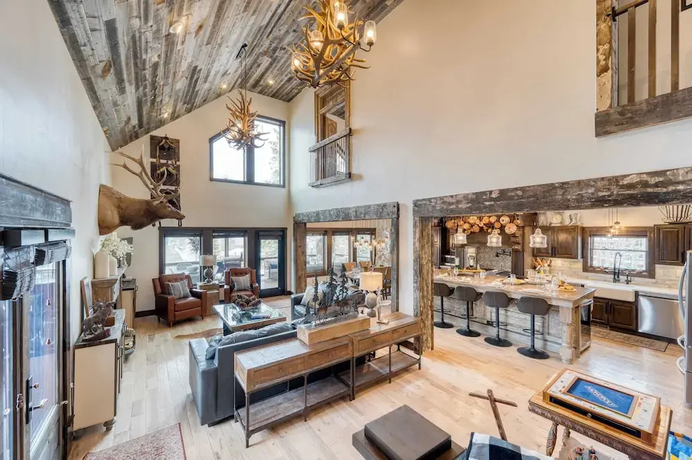 Winterhaven Estate by Avantstay Sleeps 19 Guests Mountain Compound w/ Views, Firepit, Hot Tub