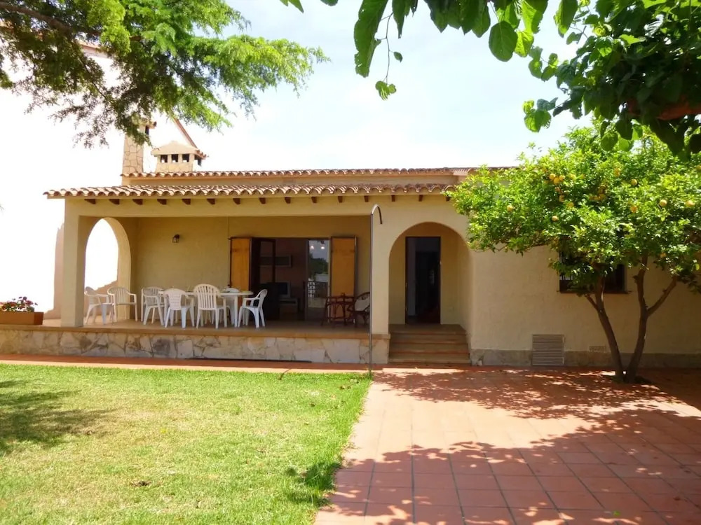 Spacious Holiday Home With Enclosed Garden in Empuriabrava