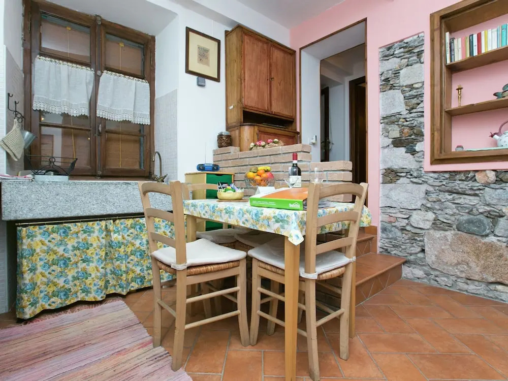 Homely Mansion in Isola Superiore near Lake