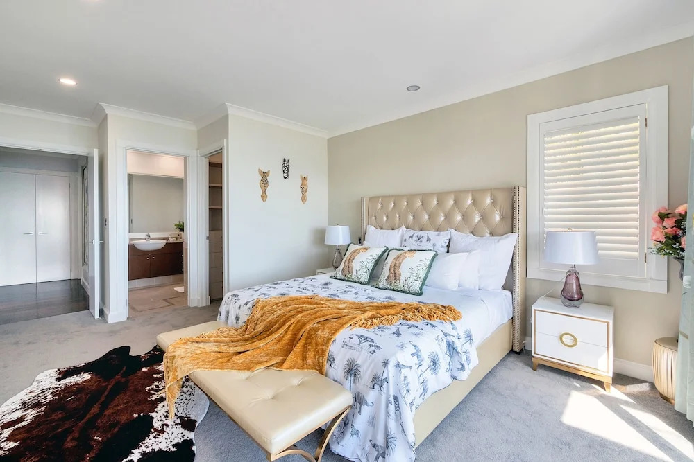 Orakei Grandeur Mansion with Sea Views & Pool