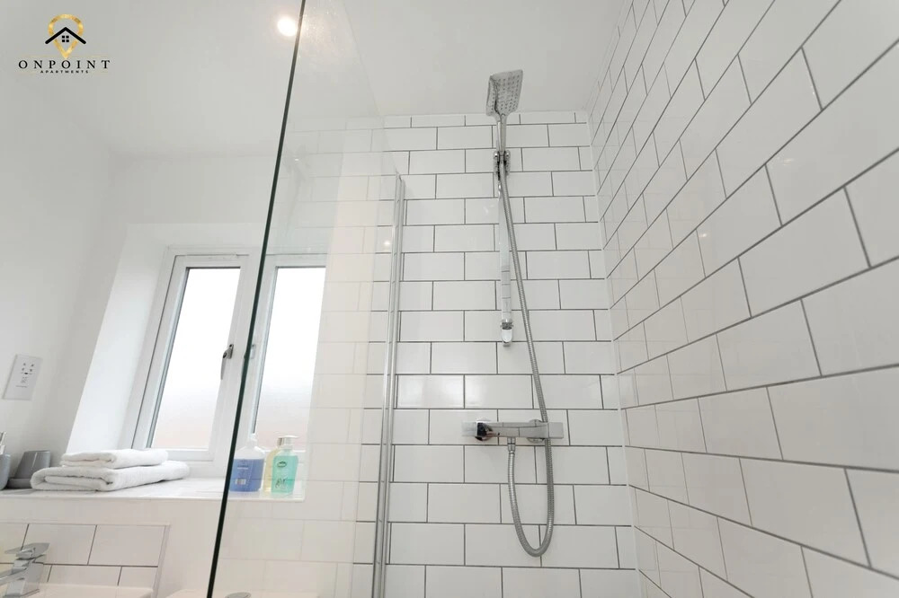 Spacious 3 Bed House with Parking & WiFi