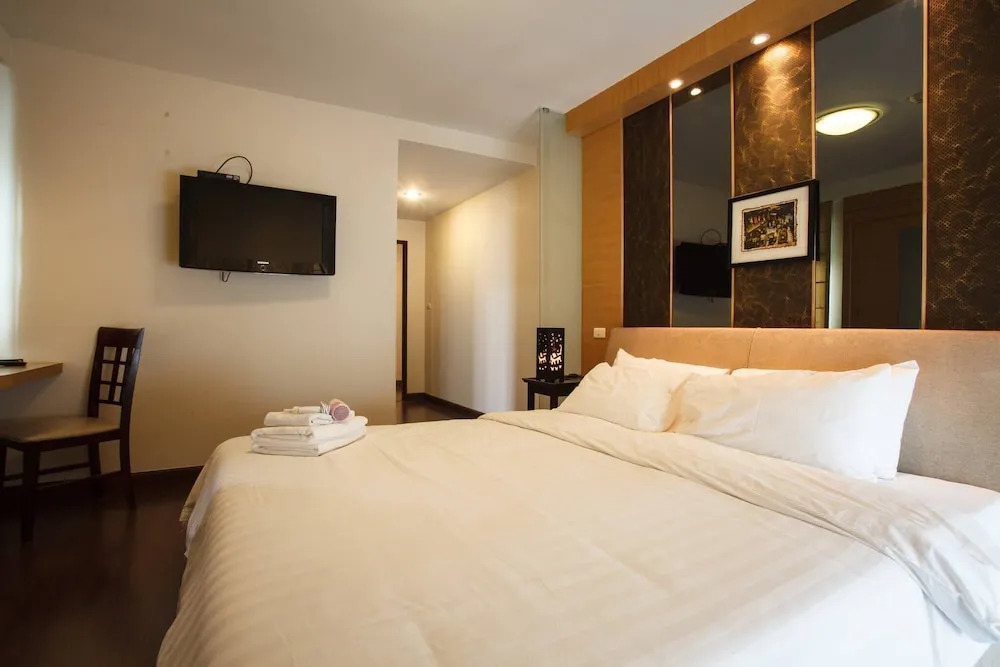7D - 3 Bedroom Downtown Apartment With Shared Pool