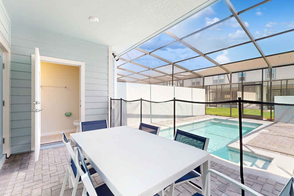 Luxury Home With Private Pool, Lanai, Shared Games Room, Central AC, & WD