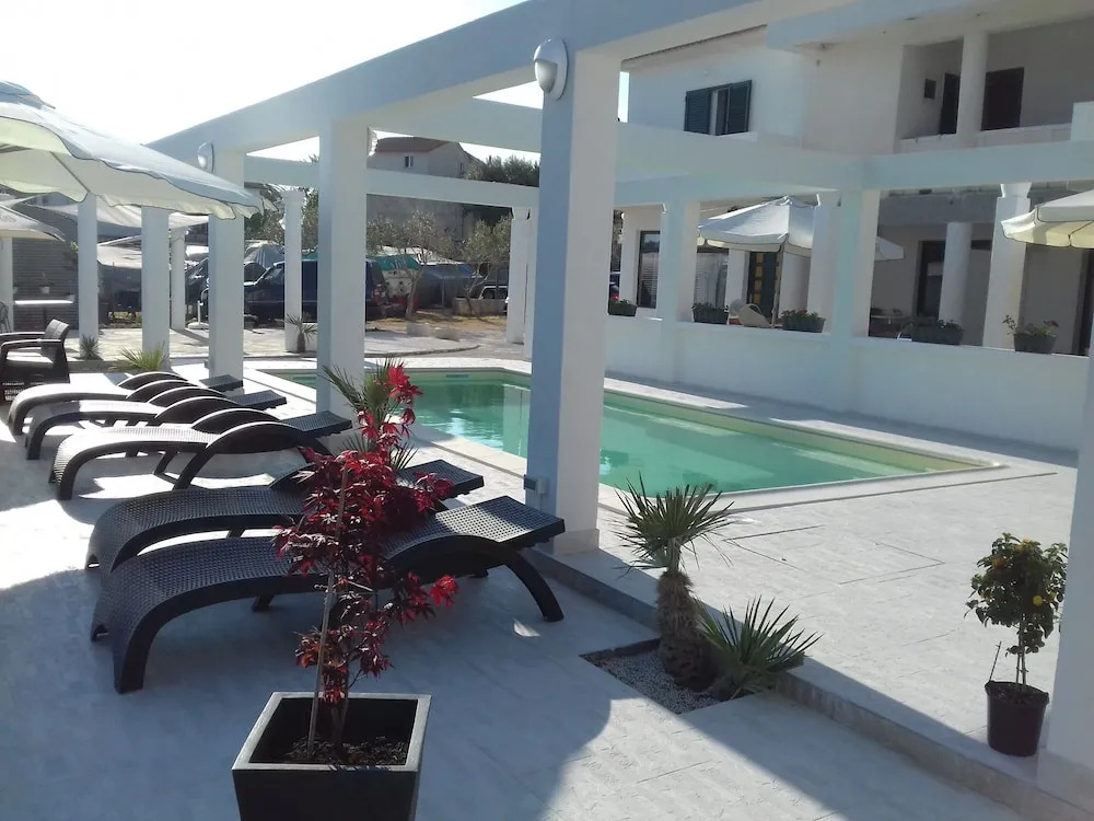 Room in Apartment - Apartments and Rooms With a Swimming Pool Kampor - rab