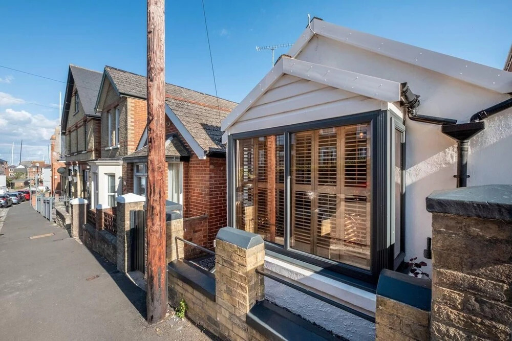 The Nautilus Cowes IOW Sleeps 4 & Private Garden