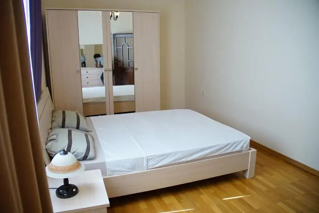 Neftçilər prospekti . Bedrooms 2.