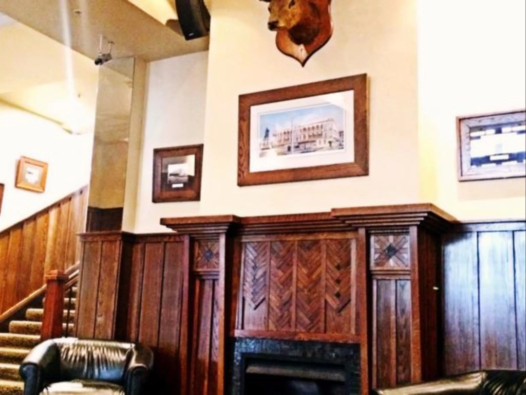 The Cambridge Hotel & Backpackers
