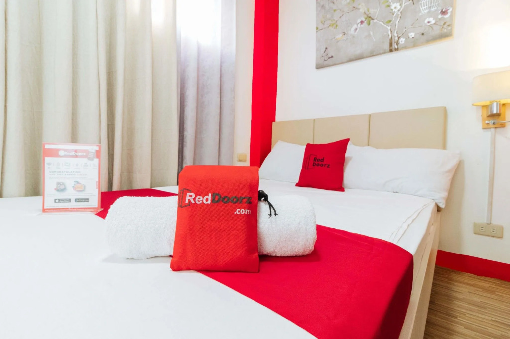 RedDoorz near Quirino Station - Vaccinated Staff