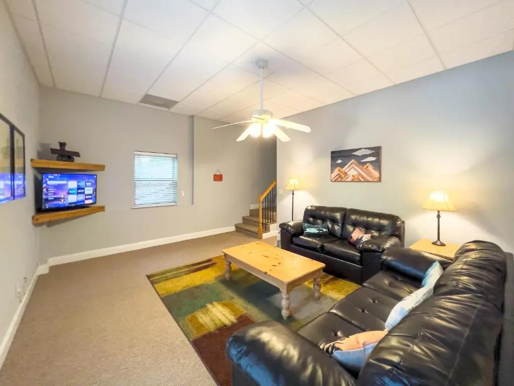 5min to Tubing!Pool Table, hot tub, game room, Sleeps 10!