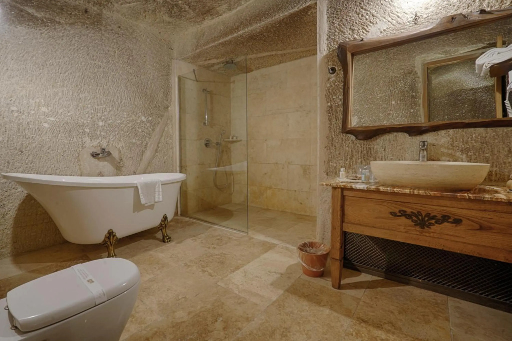 Hera Cave Suites