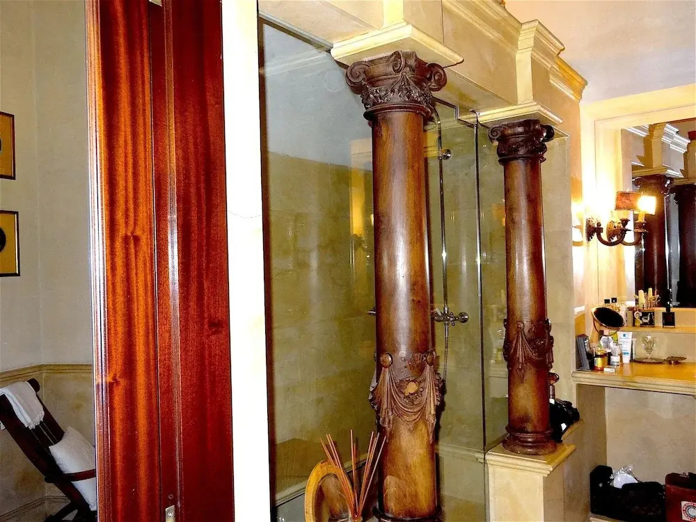 In Rome, Aristocratic, 3 Bedroom in Elegant, Historic Palace 3 Bedrooms 3 Bathrooms Apts