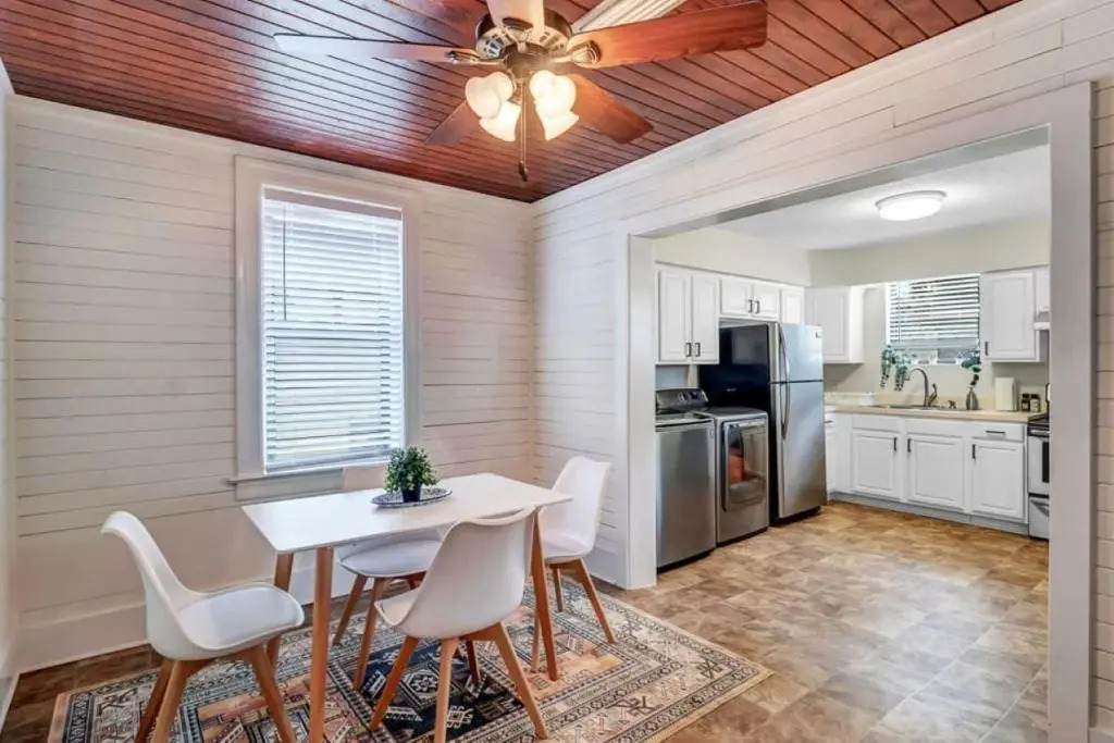Amazing 1 BR apt - 1 block from Jax Beach!