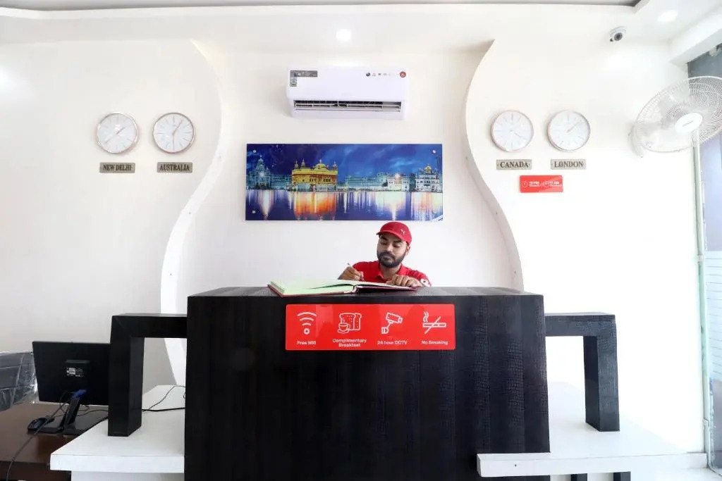OYO 16379 Hotel LivInn Hub