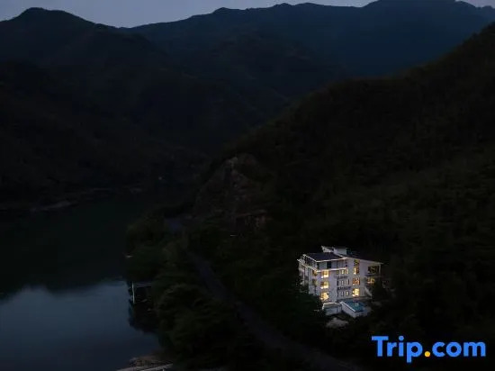 Misty Yunshan Villa · Private Hot Spring & Creek Inn (Anji Canyon Rafting)