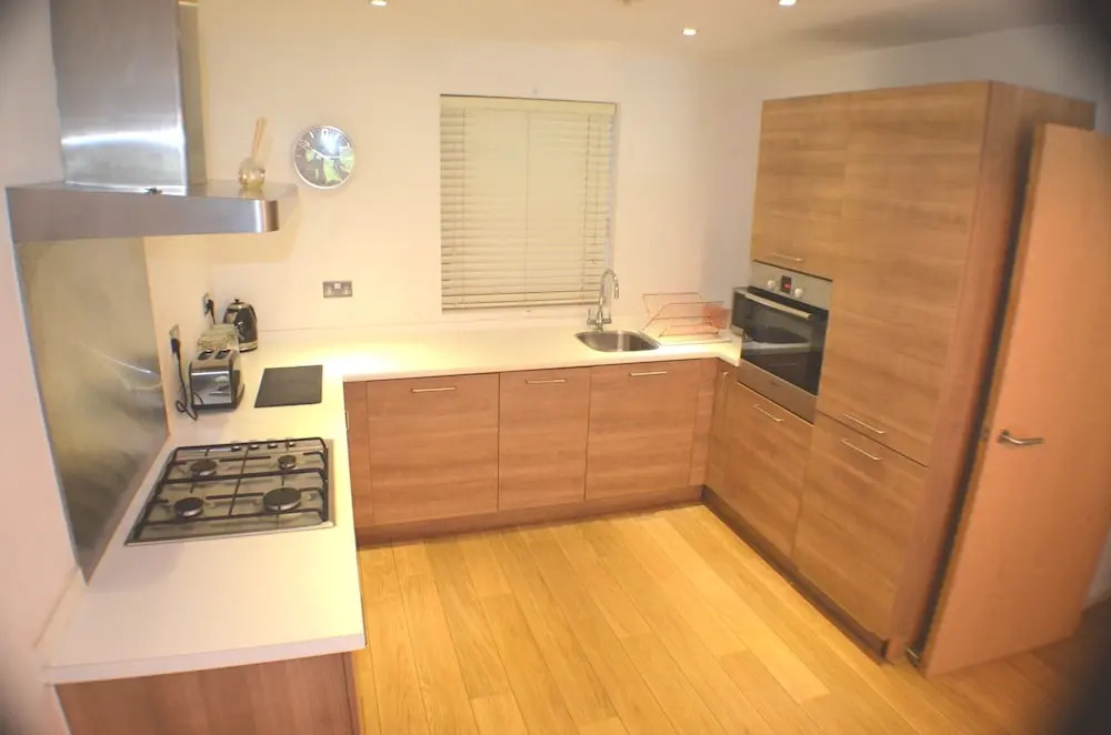 360 Serviced Accommodations - Brentwood 2 Bedroom Executive Apartment With Secure Parking