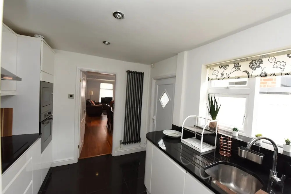 "Honeysuckle House Chester" by Greenstay Serviced Accommodation - Large 3 Bed House, Sleeps 6, Perfect For Contractors, Business Travellers, Families & Groups
