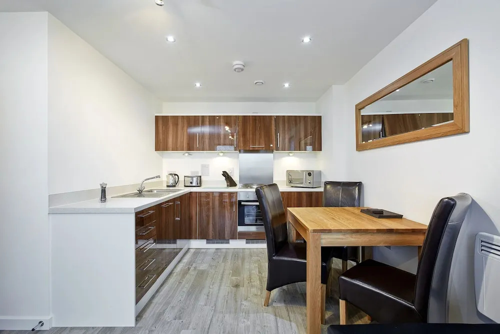 New Central Woking 1 and 2 Bedroom Apartments with Free Gym, close to Train Station