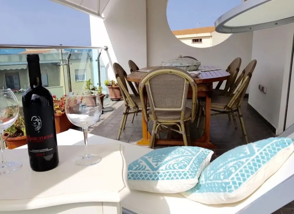 Oltremare apartment with large veranda for 6 people