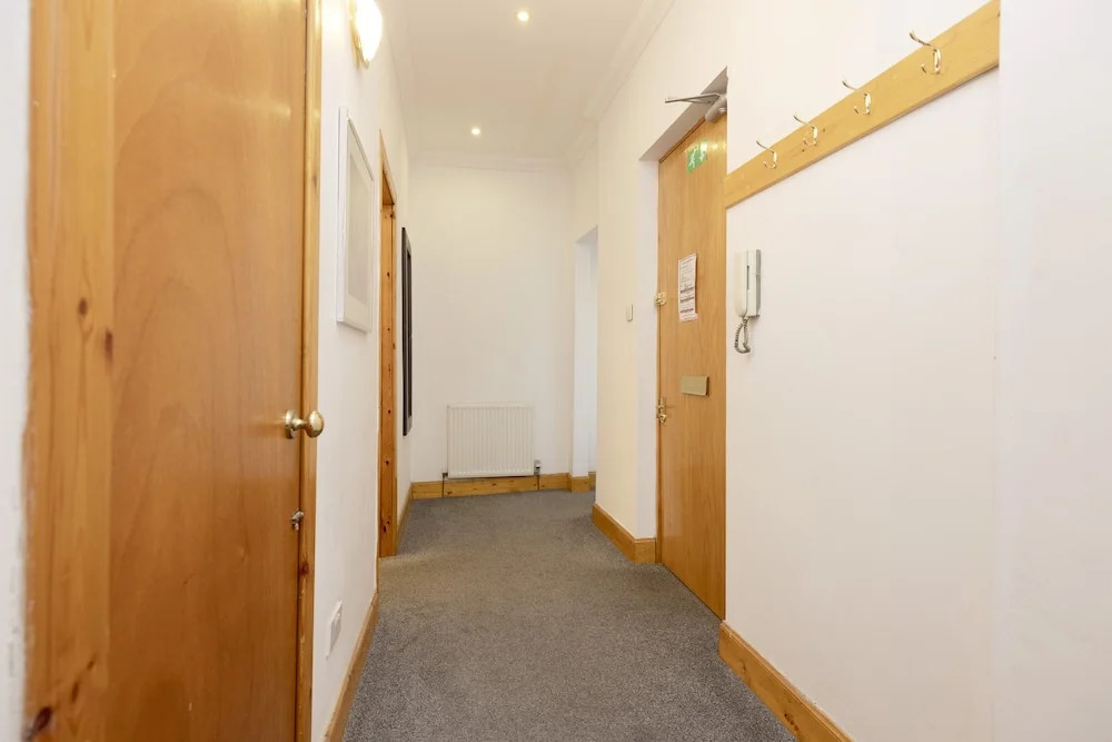 JOIVY Spacious 3 Bed Apartment In The Old Town