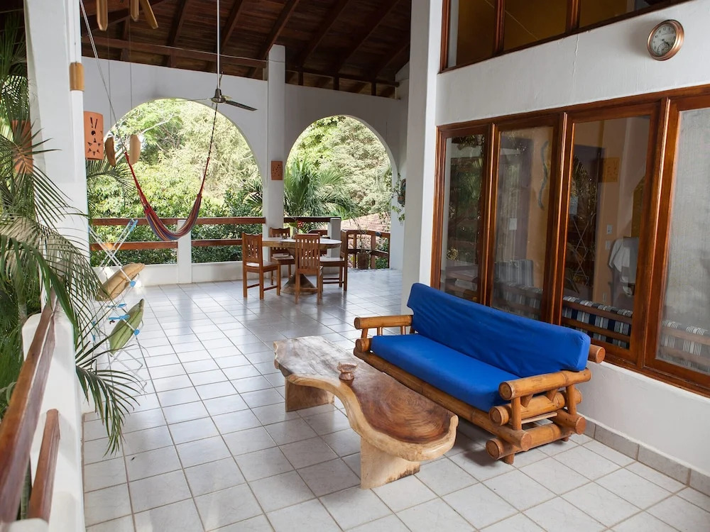 2 Bedroom Apartment Steps From The Beach