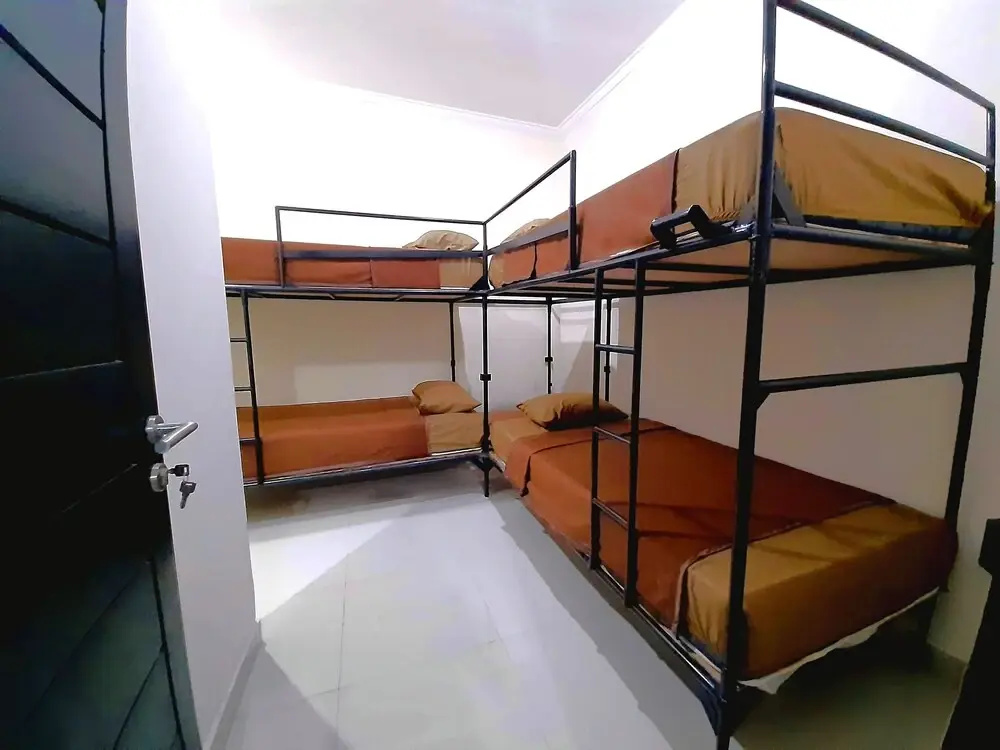 Safe House Bed and Breakfast - Hostel - Adults Ony