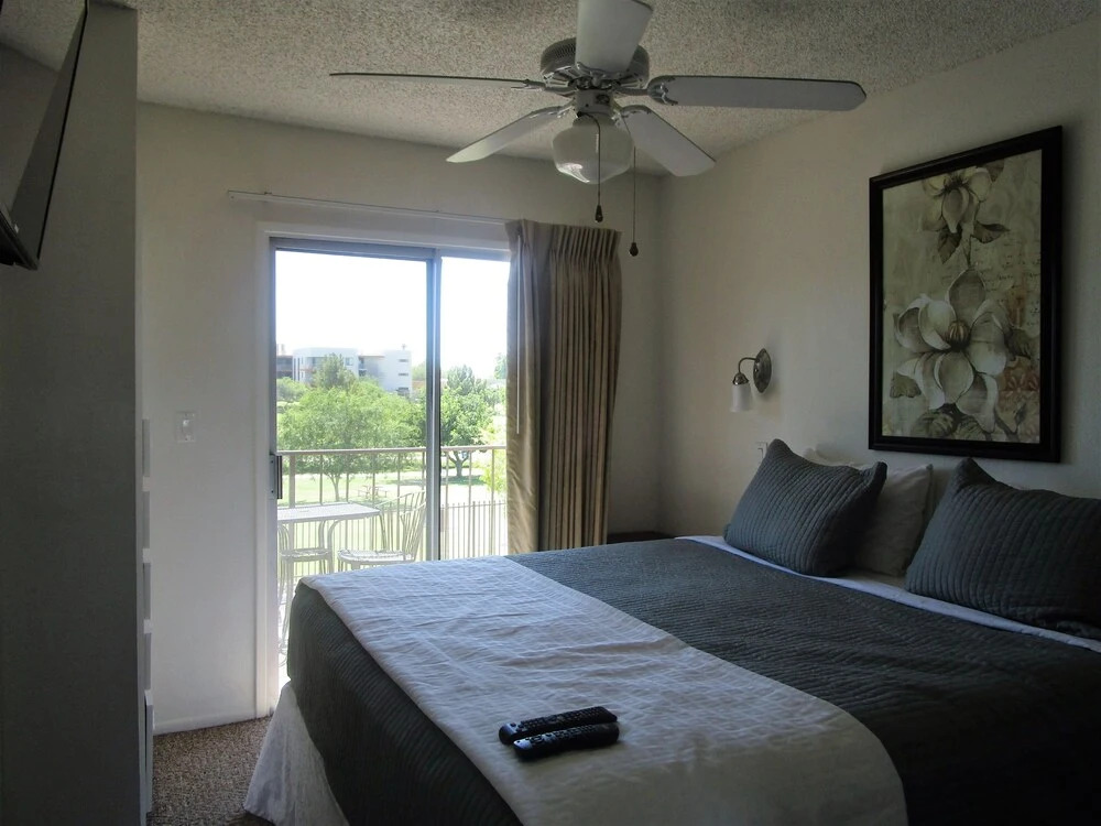 236 Fully Furnished 1BR Suite-Outdoor Pool! by RedAwning
