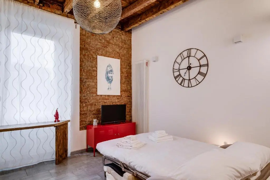 ? Cozy flat in front of Stazione Centrale ?