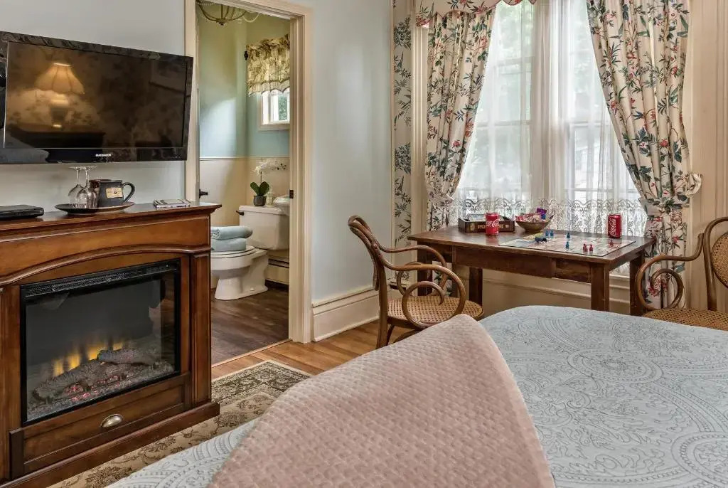 Silver Heart Inn & Cottages
