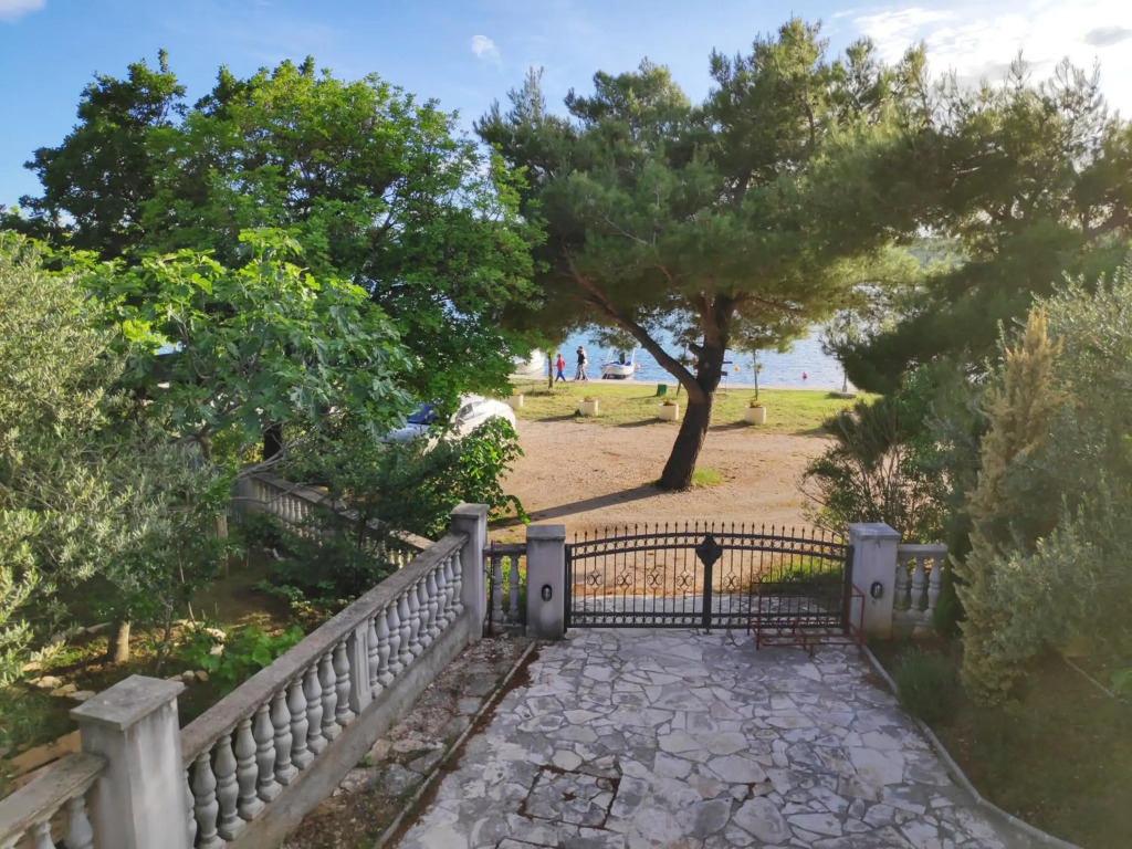 Villa Punta Blava, very quiet, amazing mix of mountain and sea air, ideal for health recovery, beach front, floor heating, internet