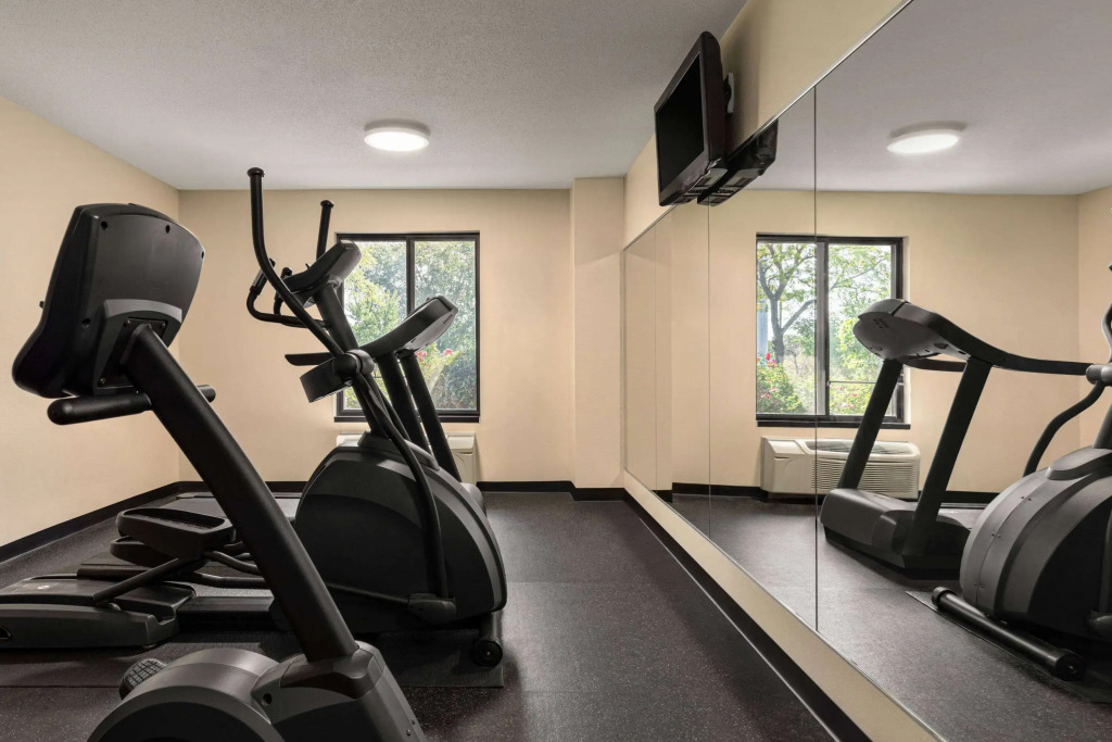 Super 8 by Wyndham Germantown/Milwaukee