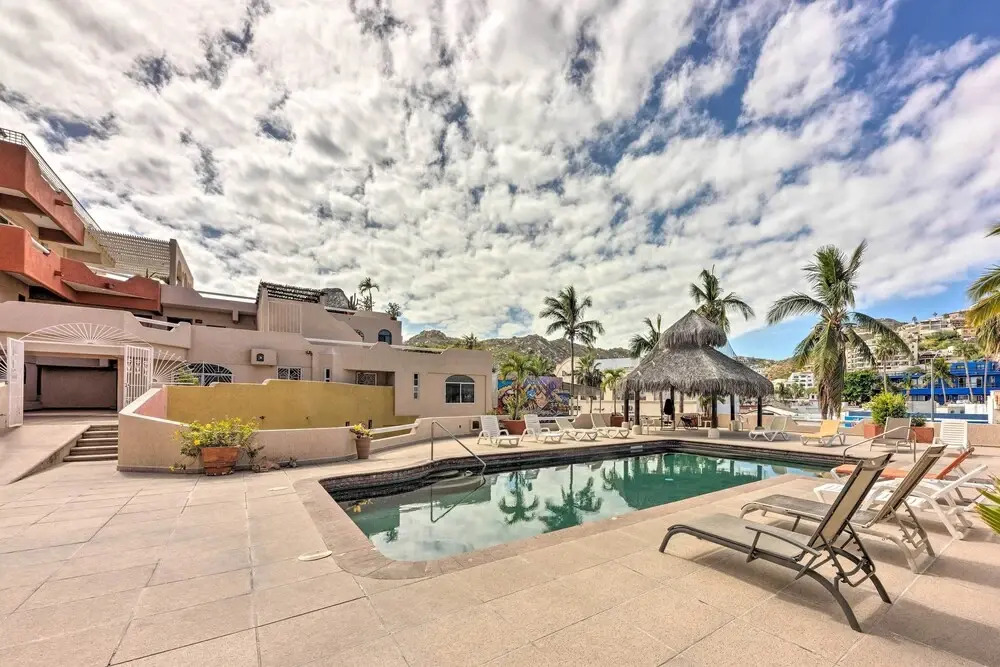 Condo in Plaza Nautica < 1 Mile to The Arch!
