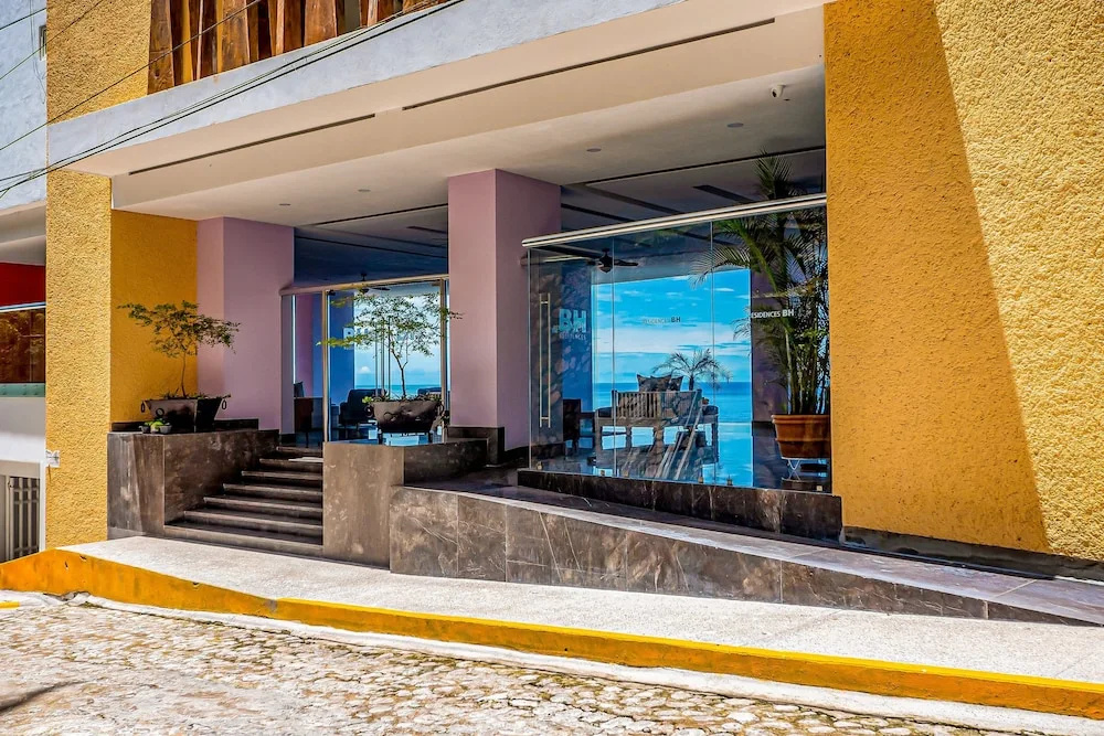 Luxurious 1st-floor Condo With Pool, Oceanfront Balcony & Water View