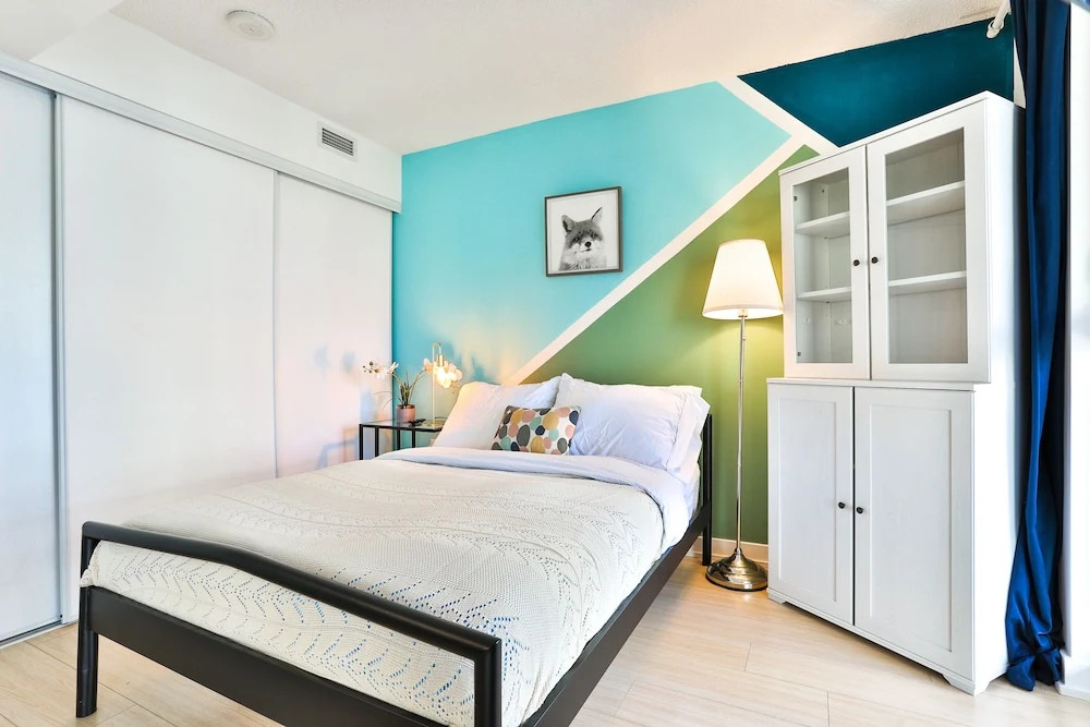 Cityplace 1B Lux Condo Lakeside Skydome Mtcc