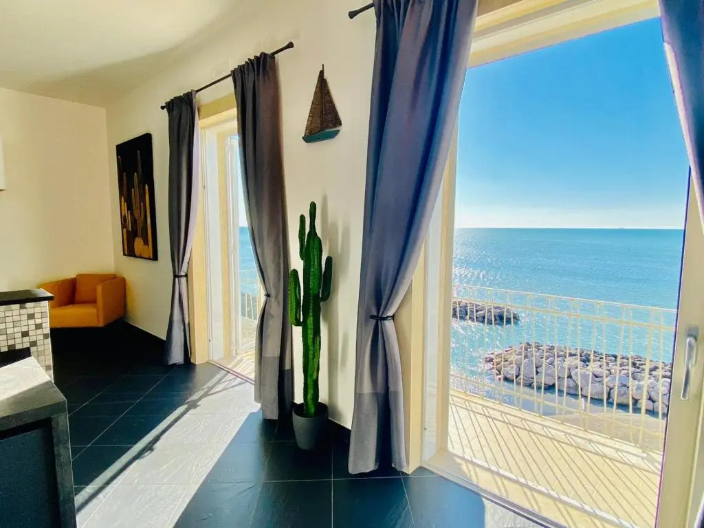 Sea View Apartment 5 mt from the beach