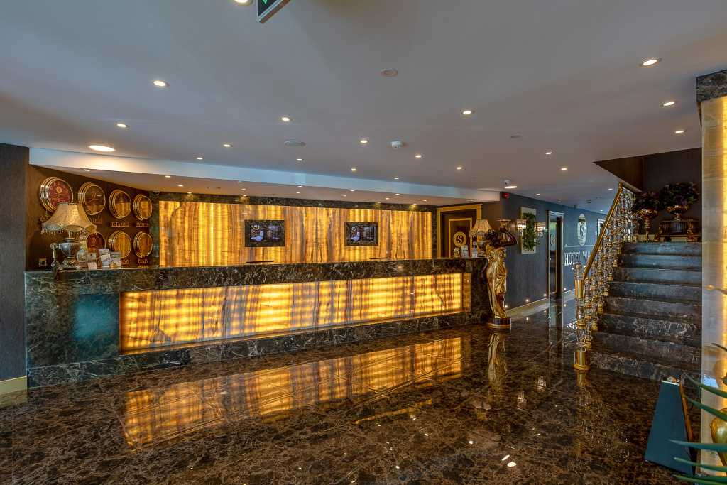 HOTEL S WHITE