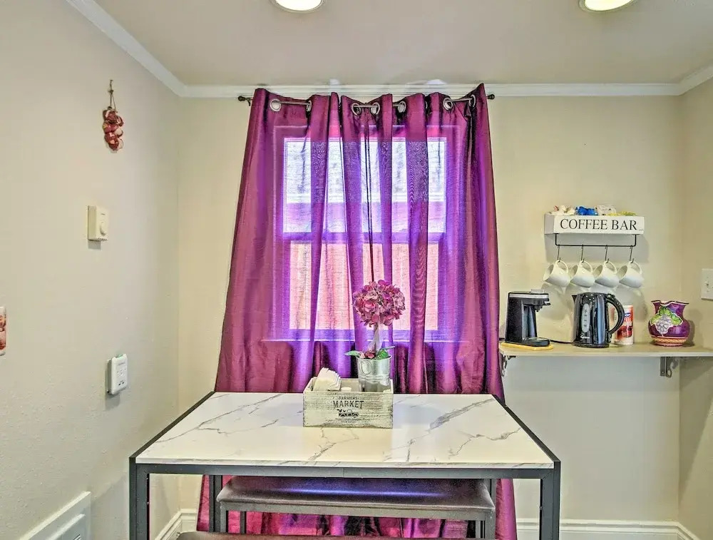 Lovely Tacoma Cottage w/ Fire Pit, Near Dtwn!