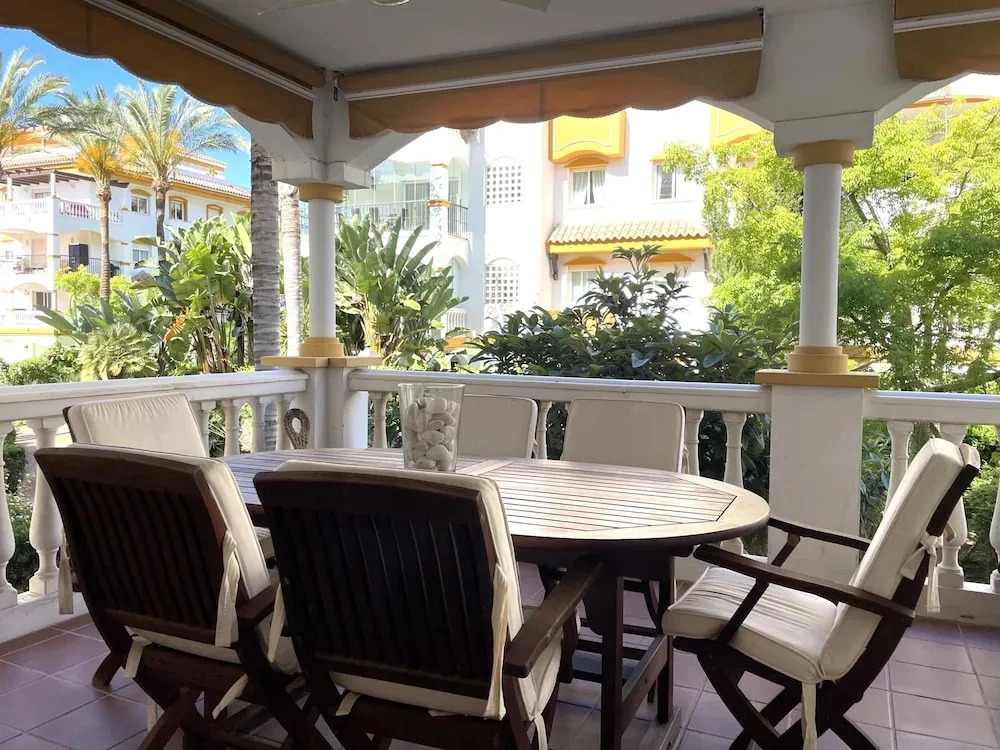 Modern 2-bedroom Apartment With Private Underground Parking Lift Access