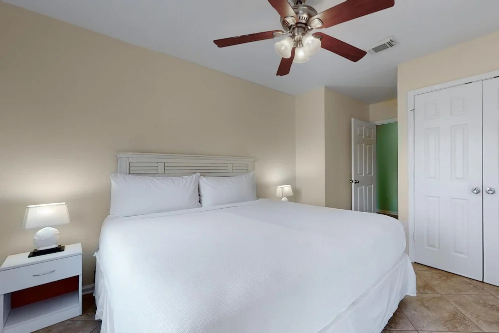 3b/2b w/ Pool & Tennis Court, Sleeps 6