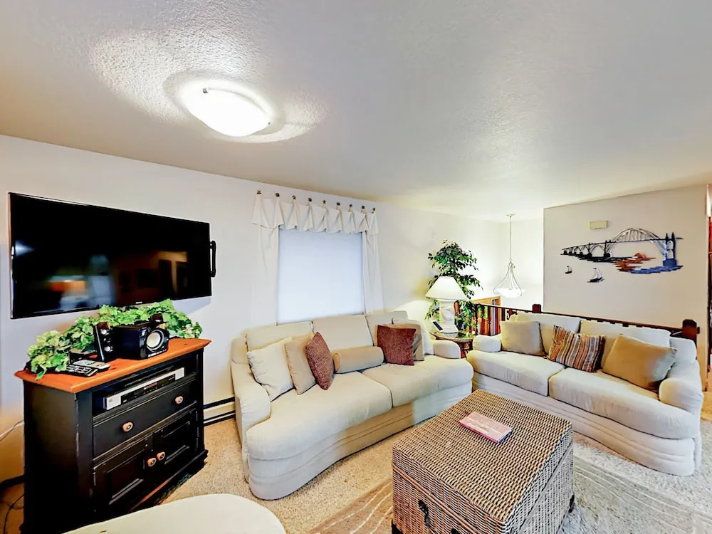 1235 NW Spring St Home
