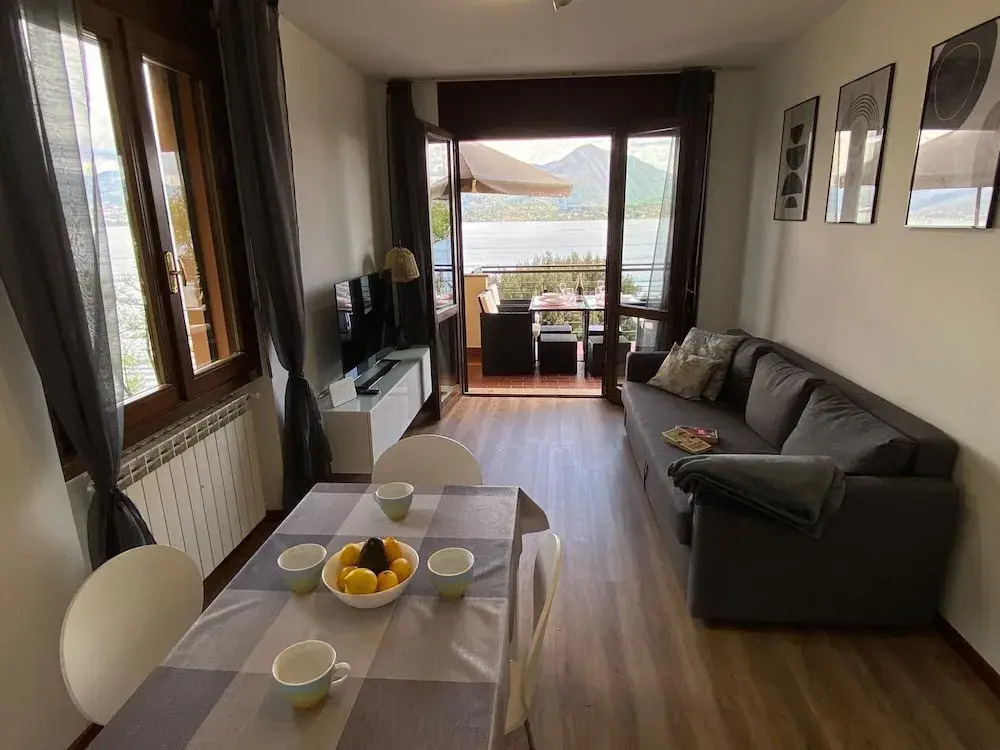 Blue Lake Apartment With Pool and Lake View